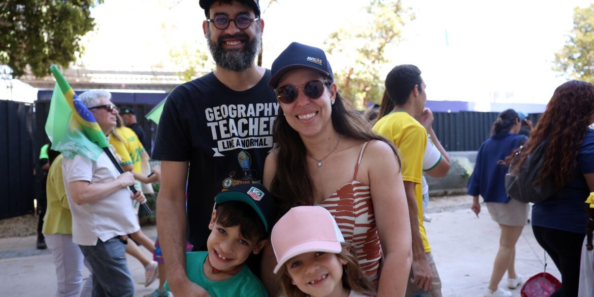 brasileiros-celebram-soberania;-curupira-e-ze-gotinha-desfilaram