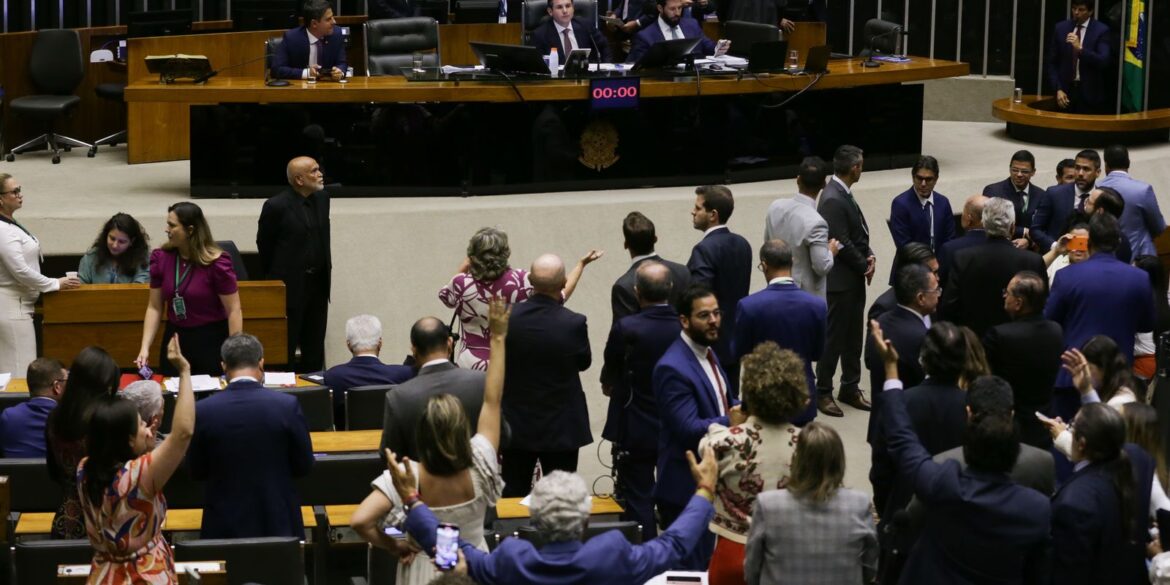 motta-anuncia-votacao-de-urgencia-para-projeto-de-anistia-a-golpistas