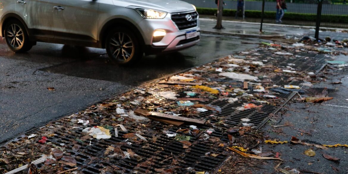 furto-de-tampas-de-bueiros-gera-prejuizo-a-cidades-pelo-pais