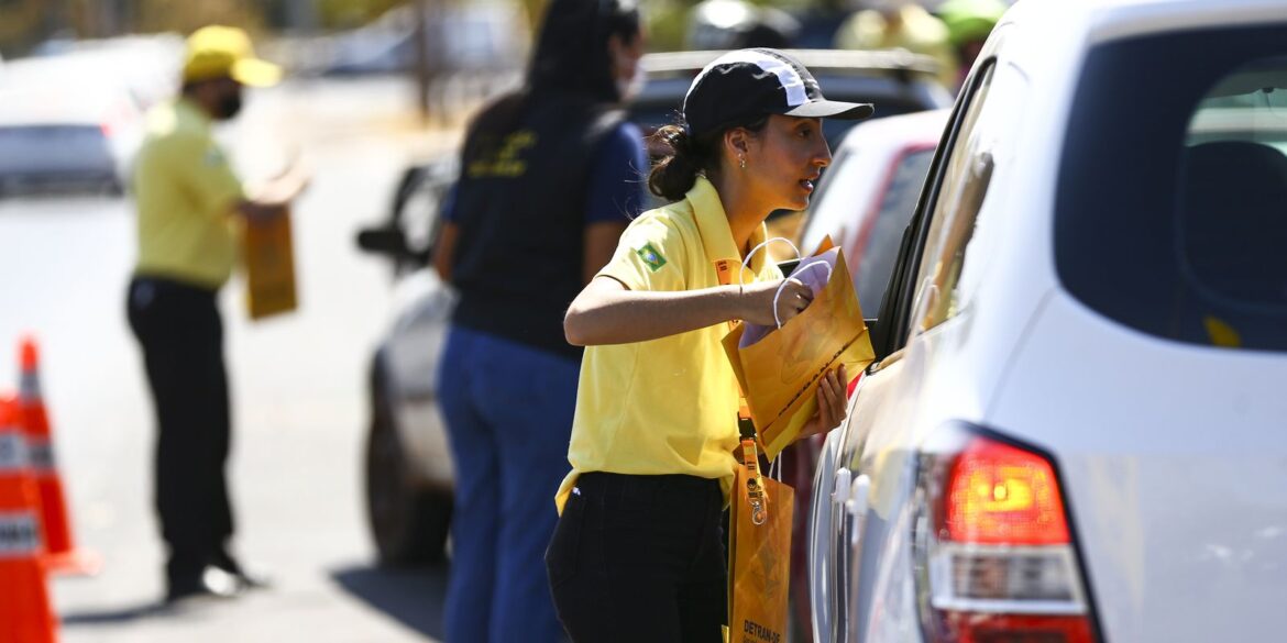 transporte:-melhor-lugar-de-crianca-no-carro-e-o-meio-do-banco-de-tras