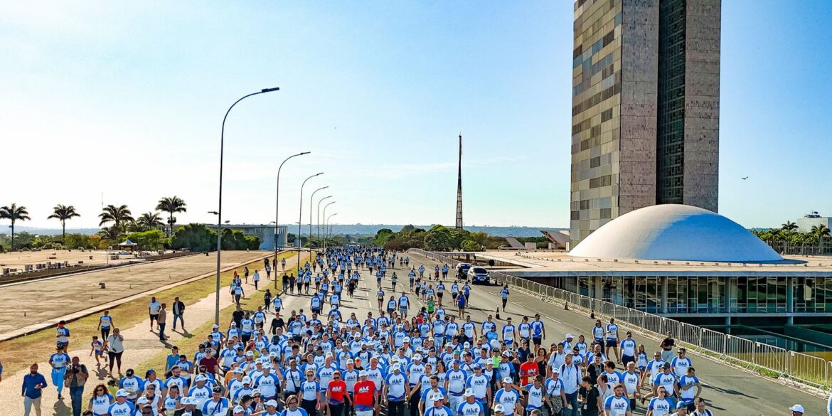 “brasil-sera-soberano-pela-educacao”,-diz-lula-na-corrida-mec-95-anos