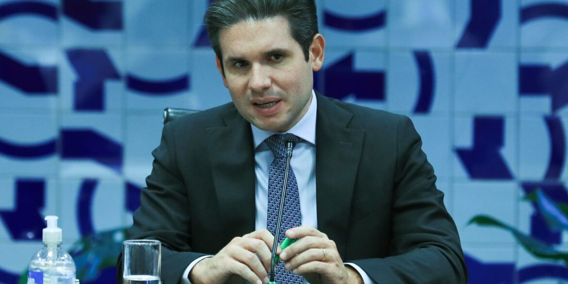 hugo-motta-confirma-para-hoje-votacao-de-isencao-do-imposto-de-renda