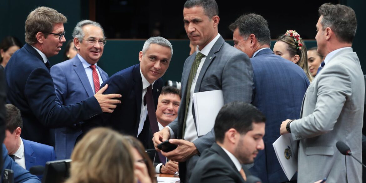 ccj-da-camara-suspende-acao-penal-no-stf-contra-deputado-gayer