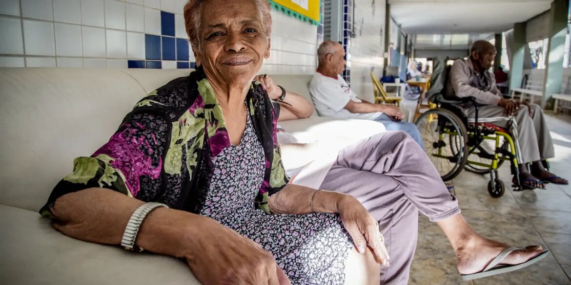 tema-da-redacao-do-enem-ajuda-a-debater-etarismo,-dizem-professores 