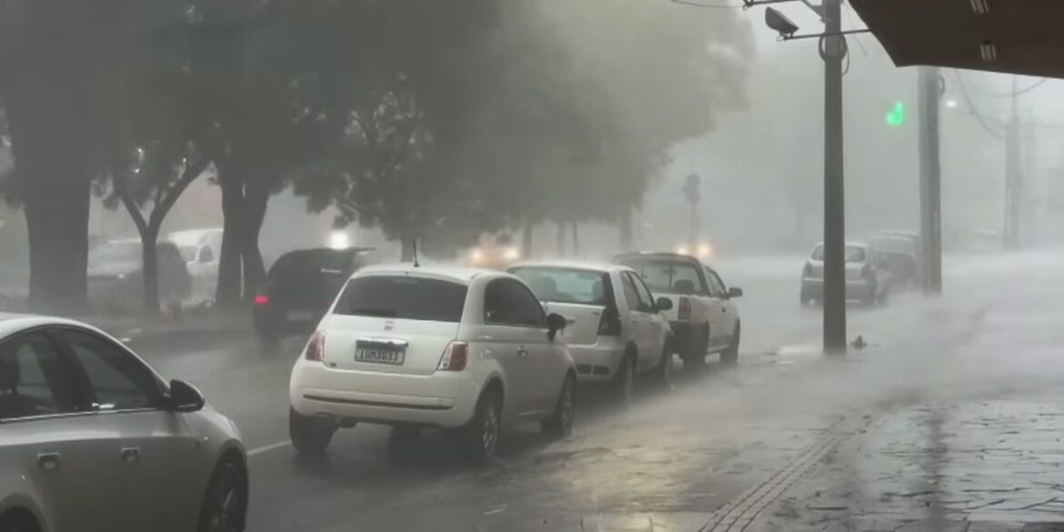 chuvas-e-ventos-fortes-voltam-a-causar-estragos-em-cidades-do-rs