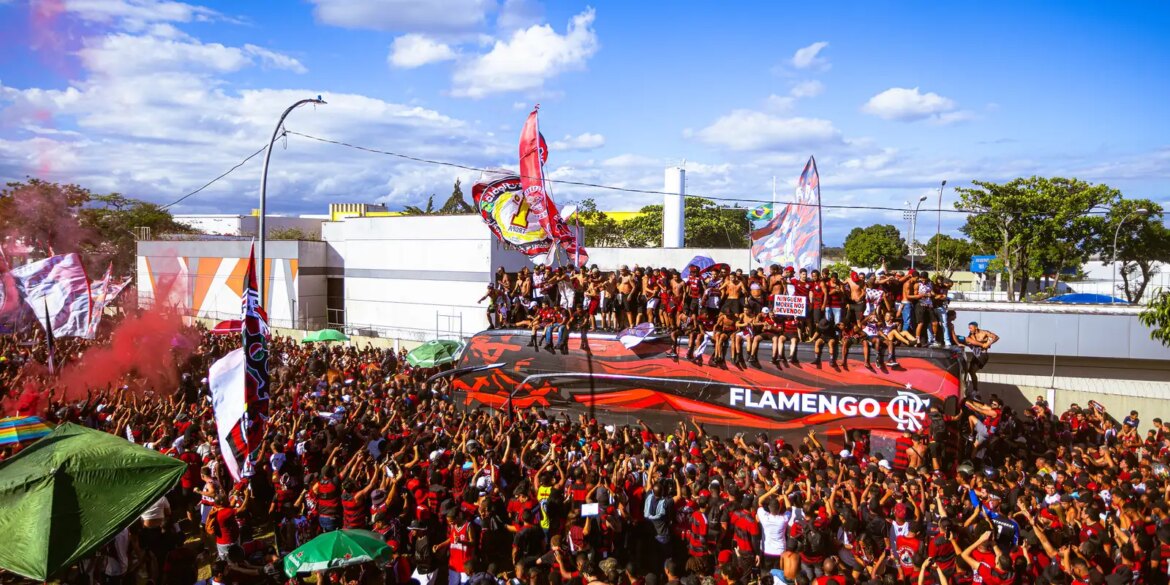 flamengo-embarca-para-final-da-libertadores-com-festa-da-torcida