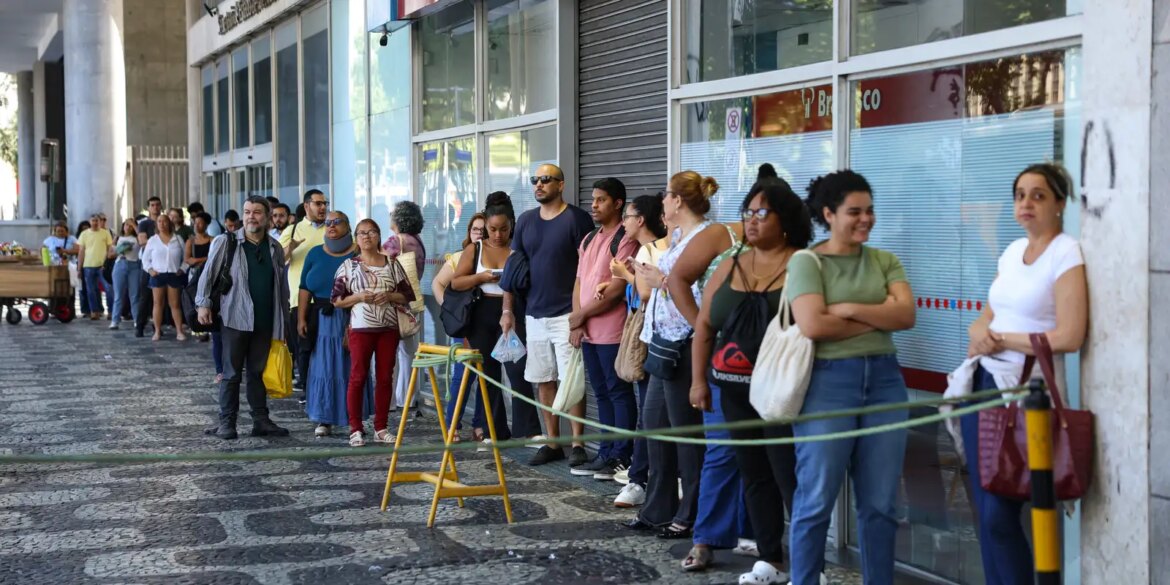 mais-de-42-mil-fazem-provas-discursivas-do-cnu-2025-neste-domingo