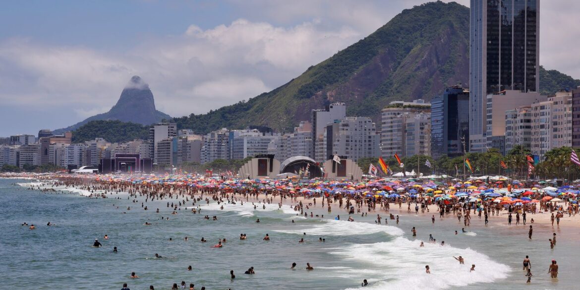 ultraleve-cai-no-mar-de-copacabana,-no-rio-de-janeiro