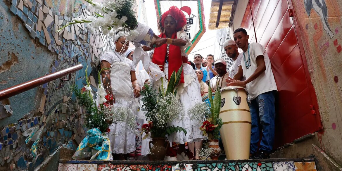 baianas-lavam-escadaria-em-copacabana-em-homenagem-a-oxossi