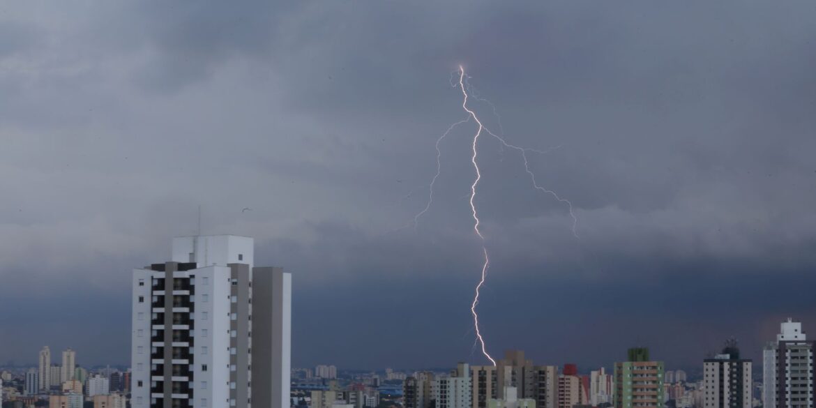 temporal-em-sao-paulo-provoca-alagamentos-e-quedas-de-arvores