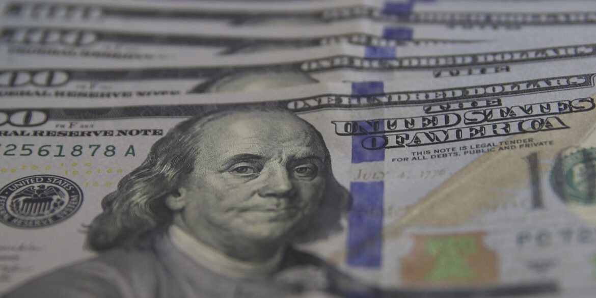 dolar-cai-para-r$-5,21-em-dia-de-correcao-no-mercado
