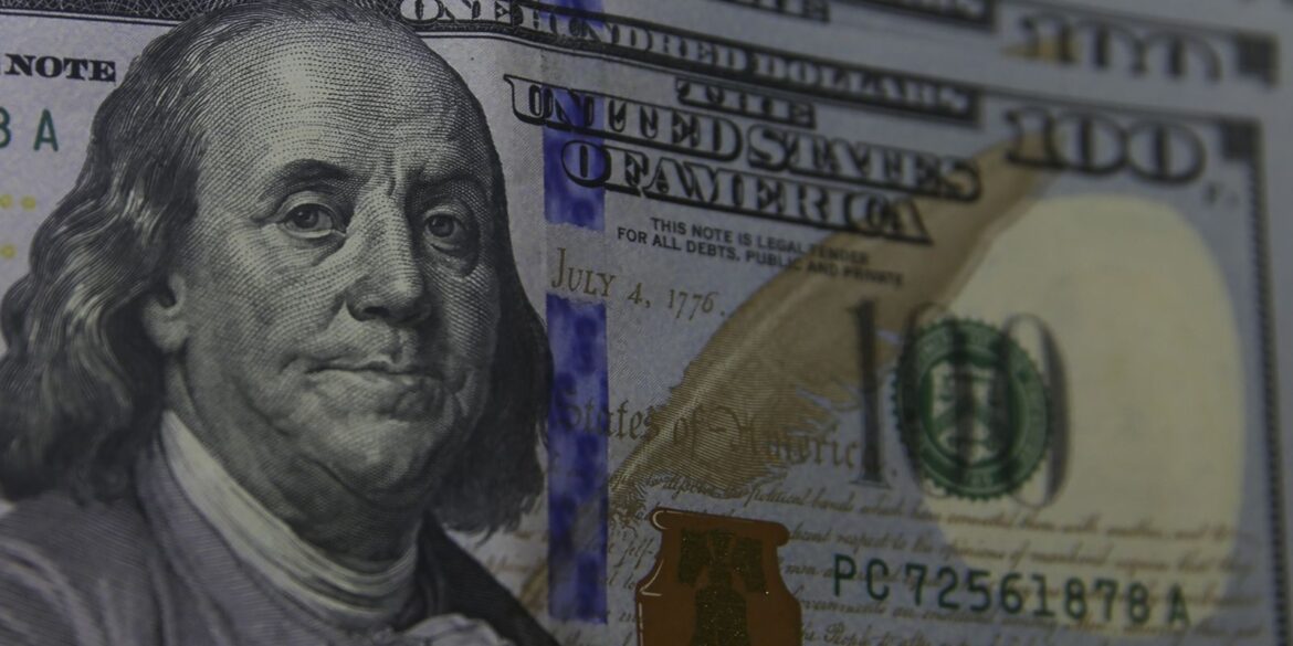 dolar-cai-a-r$-5,06,-e-bolsa-bate-recorde-com-alivio-no-oriente-medio
