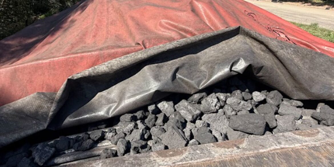 fiscais-apreendem-100-toneladas-de-combustivel-industrial-em-itaguai