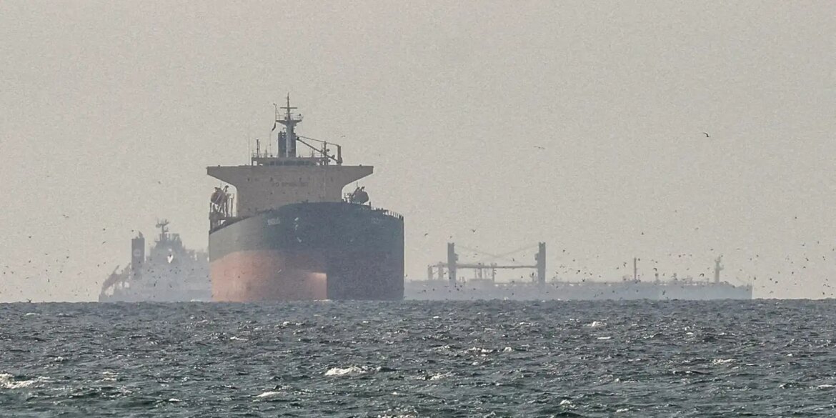 ira-nega-passagem-de-navios-dos-eua-por-ormuz-e-petroleo-dispara
