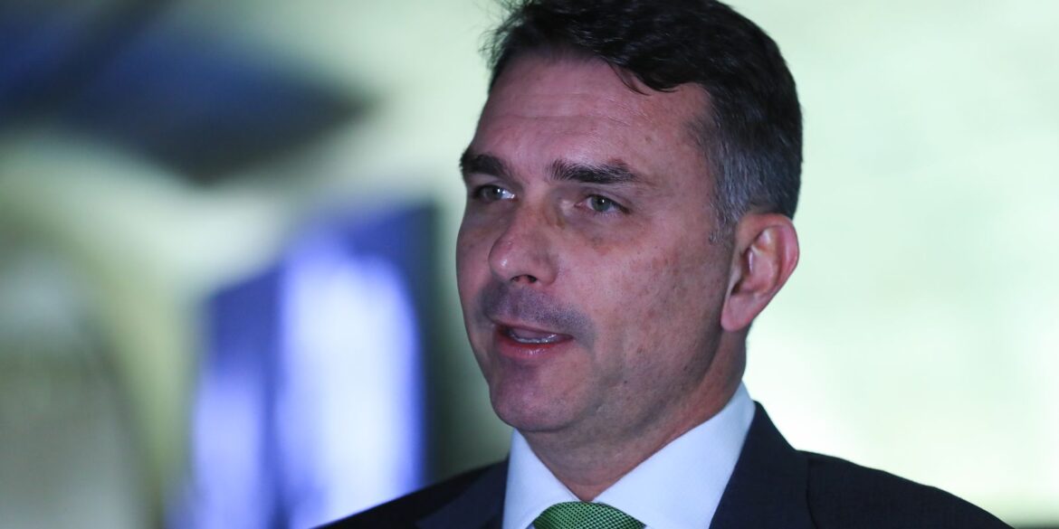 mendonca-incluiu-flavio-bolsonaro-como-investigado-no-caso-dark-horse